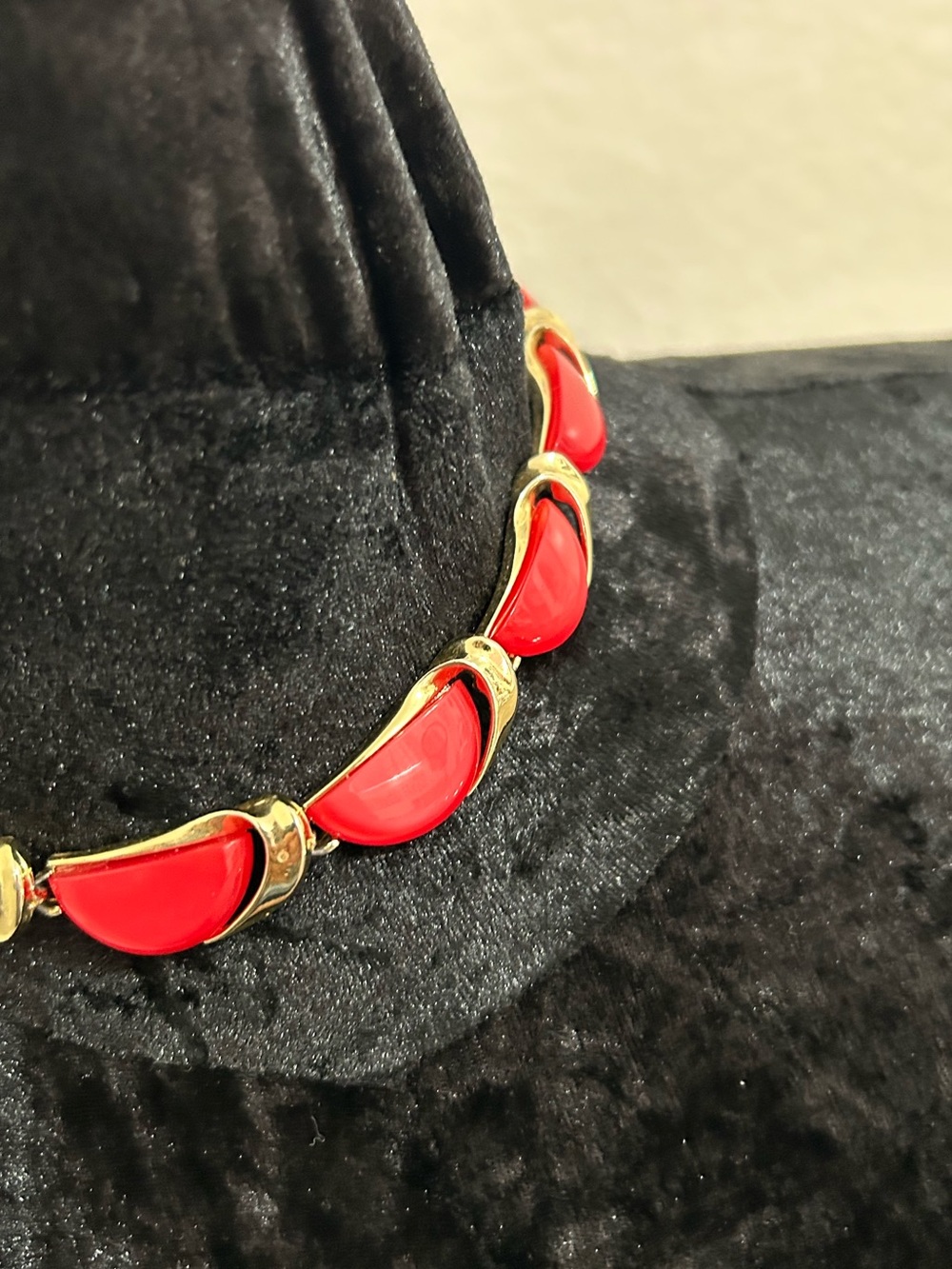 Lisner Red Lucite Gold Tone Choker Necklace Vintage Signed - Picture 2 of 13